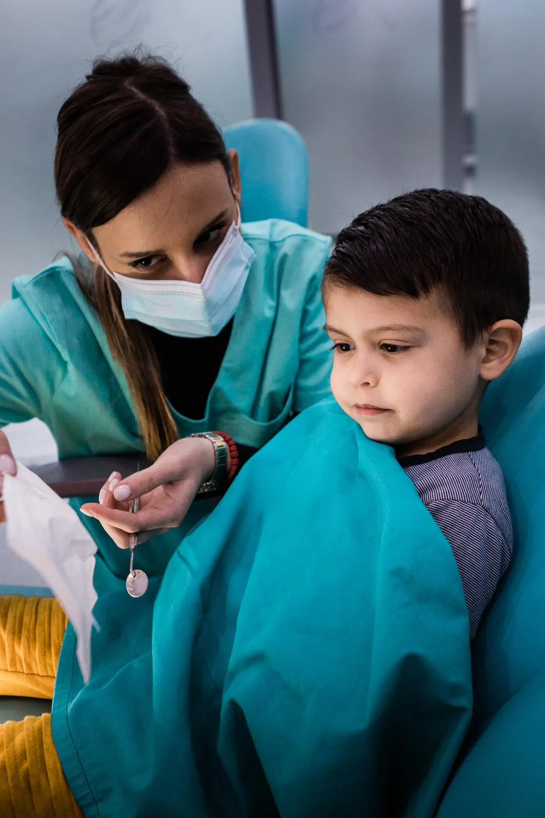 Eine Zahnärztin untersucht die Zähne eines Jungen in der Praxis Erić Dental Centar