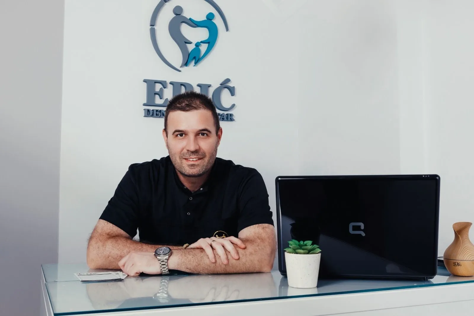 Dr. Miloš Erić in der Praxis Erić Dental Centar